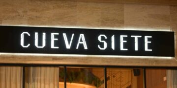 Fachada de Torre Latitud 18 en la avenida Abraham Lincoln, Piantini, donde operaba el restaurante Cueva Siete