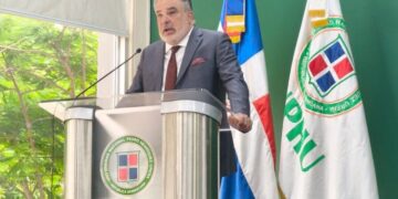 Enrique de Marchena durante conferencia sobre turismo dominicano en la Universidad Unphu en Santo Domingo