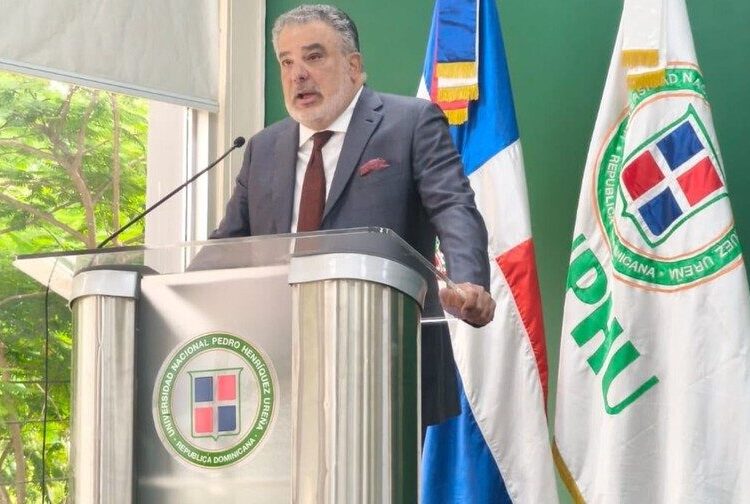 Enrique de Marchena durante conferencia sobre turismo dominicano en la Universidad Unphu en Santo Domingo