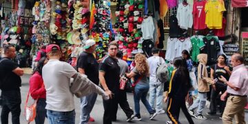 Contenedores de carga en un puerto mexicano con actividad de exportación e importación de mercancías
