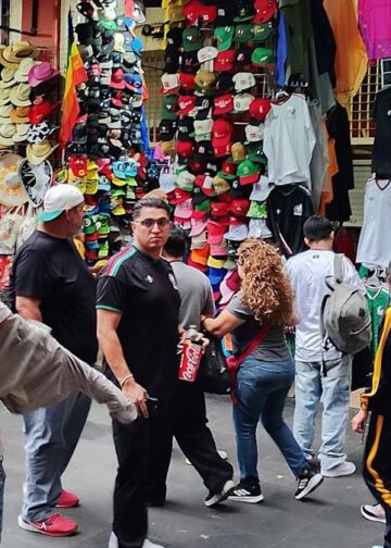 Contenedores de carga en un puerto mexicano con actividad de exportación e importación de mercancías