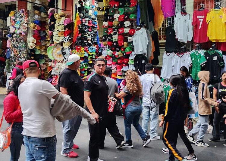 Contenedores de carga en un puerto mexicano con actividad de exportación e importación de mercancías
