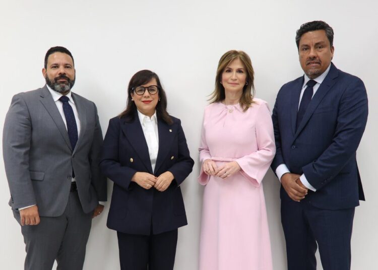 Botellas de ron dominicano en línea de producción con destino a exportación