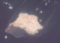 Mancha de petróleo visible desde satélite frente a las islas al-Hallaniyat en la costa sur de Omán, con el petrolero Caroline Bezengi encallado