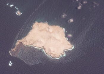 Mancha de petróleo visible desde satélite frente a las islas al-Hallaniyat en la costa sur de Omán, con el petrolero Caroline Bezengi encallado