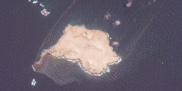 Mancha de petróleo visible desde satélite frente a las islas al-Hallaniyat en la costa sur de Omán, con el petrolero Caroline Bezengi encallado