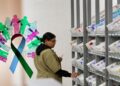 Familiar de paciente con enfermedad rara protesta por falta de medicamentos frente a hospital en México
