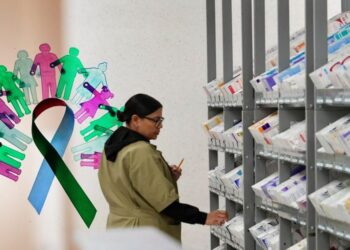 Familiar de paciente con enfermedad rara protesta por falta de medicamentos frente a hospital en México