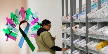 Familiar de paciente con enfermedad rara protesta por falta de medicamentos frente a hospital en México