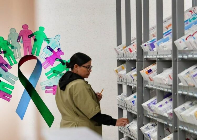 Familiar de paciente con enfermedad rara protesta por falta de medicamentos frente a hospital en México