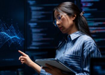 Ejecutivo revisando resultados en pantalla con herramienta de inteligencia artificial en oficina corporativa