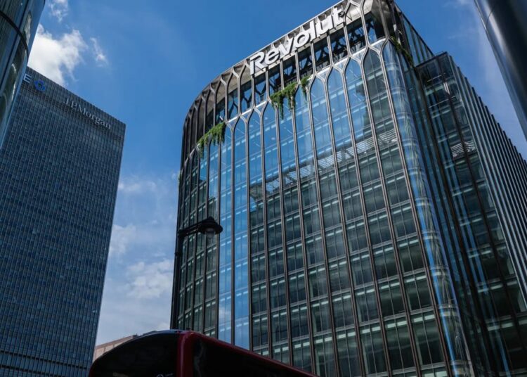 Edificio YY en Canary Wharf Londres, sede de Revolut y nuevo espacio de Deutsche Bank