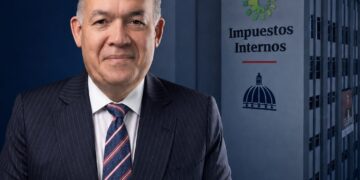 Funcionarios de la DGII revisando documentos fiscales electrónicos en pantallas de computadora en Santo Domingo