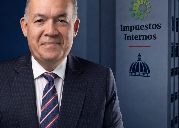 Funcionarios de la DGII revisando documentos fiscales electrónicos en pantallas de computadora en Santo Domingo