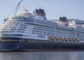 Crucero de Disney Cruise Line navegando en aguas abiertas con su distintivo casco negro y blanco