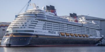 Crucero de Disney Cruise Line navegando en aguas abiertas con su distintivo casco negro y blanco