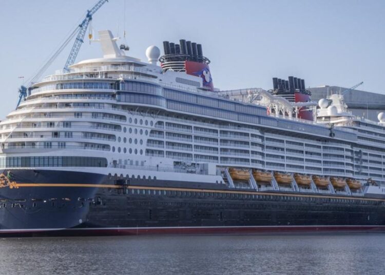 Crucero de Disney Cruise Line navegando en aguas abiertas con su distintivo casco negro y blanco