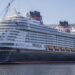Crucero de Disney Cruise Line navegando en aguas abiertas con su distintivo casco negro y blanco