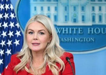 Funcionario revisando perfiles de redes sociales en una computadora durante proceso de solicitud de visado en consulado de Estados Unidos