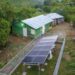Técnicos instalando paneles solares fotovoltaicos en techos de viviendas rurales en las montañas de Pedro Santana, Elías Piña