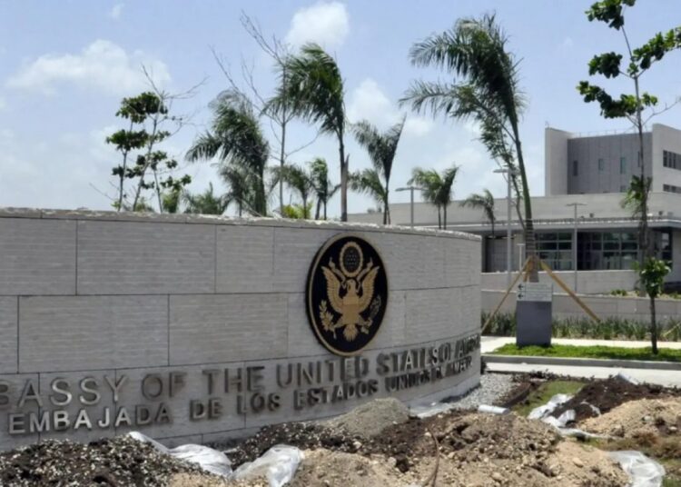 Fachada de la Embajada de Estados Unidos en Santo Domingo, República Dominicana
