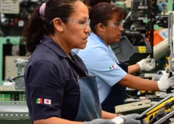 Trabajadores de la construcción en una obra en México en julio de 2026, sector que registró caída en empleo formal