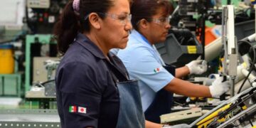 Trabajadores de la construcción en una obra en México en julio de 2026, sector que registró caída en empleo formal