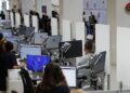 Funcionarios públicos en oficina del Estado de Chile durante jornada laboral