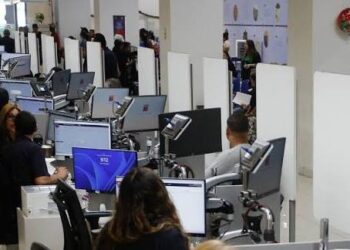 Funcionarios públicos en oficina del Estado de Chile durante jornada laboral
