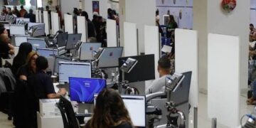 Funcionarios públicos en oficina del Estado de Chile durante jornada laboral