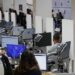 Funcionarios públicos en oficina del Estado de Chile durante jornada laboral