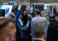 Operadores en la Bolsa de Nueva York revisando pantallas con datos del mercado durante una jornada alcista en Wall Street