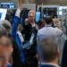 Operadores en la Bolsa de Nueva York revisando pantallas con datos del mercado durante una jornada alcista en Wall Street