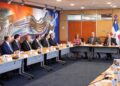 Ministro de Hacienda Magín Díaz junto al gobernador del BCRD Héctor Valdez Albizu y directivos de la ABA en reunión económica en Santo Domingo