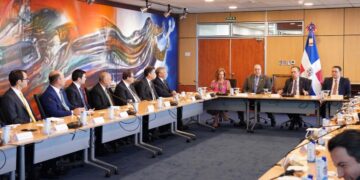 Ministro de Hacienda Magín Díaz junto al gobernador del BCRD Héctor Valdez Albizu y directivos de la ABA en reunión económica en Santo Domingo