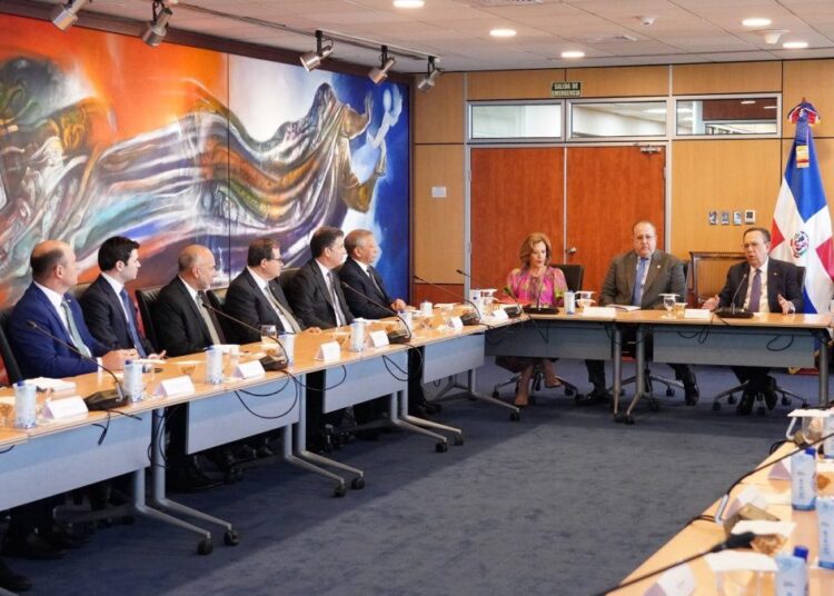 Ministro de Hacienda Magín Díaz junto al gobernador del BCRD Héctor Valdez Albizu y directivos de la ABA en reunión económica en Santo Domingo