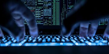 Pantalla con código informático y mapa de Alemania, representando ciberataques y espionaje industrial