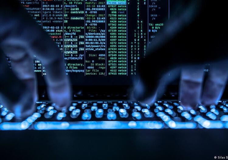 Pantalla con código informático y mapa de Alemania, representando ciberataques y espionaje industrial