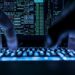 Pantalla con código informático y mapa de Alemania, representando ciberataques y espionaje industrial