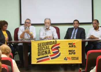 Conversatorio de la Coalición por una Seguridad Social Digna en el Colegio Médico Dominicano con el dirigente chileno Luis Mesina