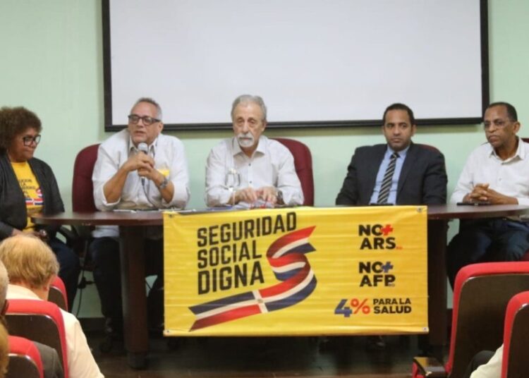 Conversatorio de la Coalición por una Seguridad Social Digna en el Colegio Médico Dominicano con el dirigente chileno Luis Mesina