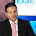 Contenedores de exportación en puerto dominicano con tendido eléctrico al fondo