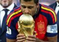Rodri, mediocampista español del Manchester City, celebra un título con el trofeo en mano