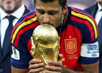Rodri, mediocampista español del Manchester City, celebra un título con el trofeo en mano