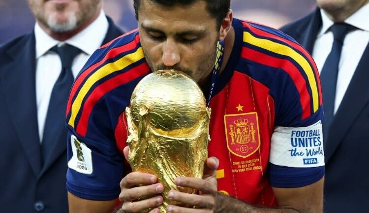 Rodri, mediocampista español del Manchester City, celebra un título con el trofeo en mano