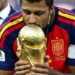 Rodri, mediocampista español del Manchester City, celebra un título con el trofeo en mano
