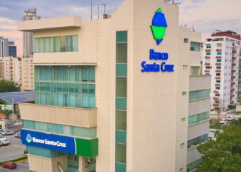 Fachada de Banco Santa Cruz en República Dominicana con logo institucional visible