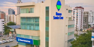 Fachada de Banco Santa Cruz en República Dominicana con logo institucional visible