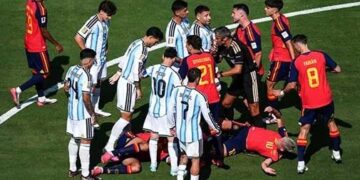 Jugadores de Argentina y España en la final del Mundial 2026 en Nueva Jersey, con incidentes tras el pitazo final