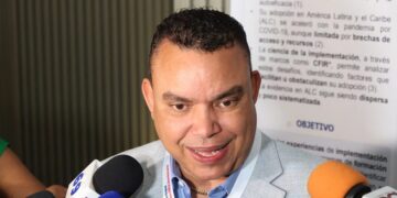 Julio Landrón, director del Servicio Nacional de Salud de República Dominicana, durante entrevista radial